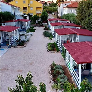 Gostinjska kuća Fjaka Camp, Pakostane